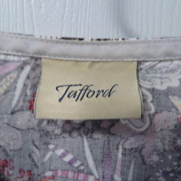 Tafford Black V-Neck Medical Scrub Top Women Sz XS Big Pockets  Floral Pattern - Picture 3 of 8